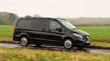 Mercedes Vito Crew Van 119 CDI Premium Night Edition - side panning 