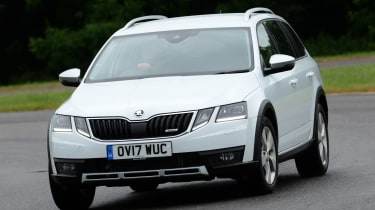 Skoda Octavia Scout - front cornering